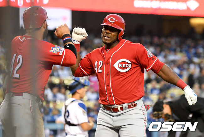 1회초 1사 1루 상황 신시내티 푸이그가 선제 중월 투런포를 날리고 홈을 밟은 뒤 동료들과 기뻐하고 있다. /dreamer@osen.co.kr