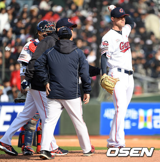 롯데 자이언츠 브룩스 레일리는 감기 몸살 증세로 오는 17일 선발 등판할 예정이다.