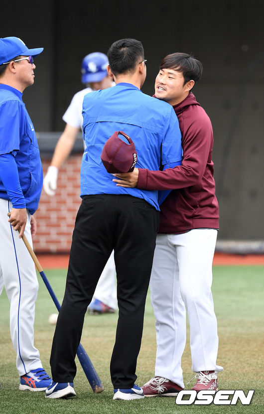 16일 오후 경상북도 포항야구장에서 ‘2019년 신한은행 마이카 KBO리그’ 삼성 라이온즈와 키움 히어로즈의 경기가 진행될 예정이다.  경기에 앞서 키움 이지영이 관계자와 인사를 나누고 있다. /sunday@osen.co.kr