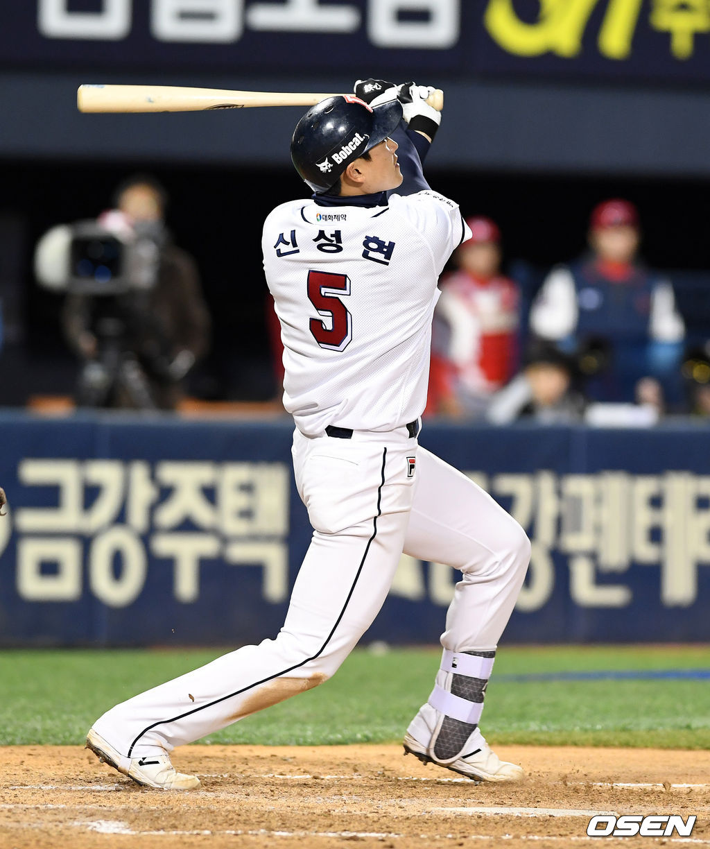 4회말 2사에서 두산 신성현이 SK 김광현을 상대로 솔로포를 날리고 있다. /jpnews@osen.co.kr