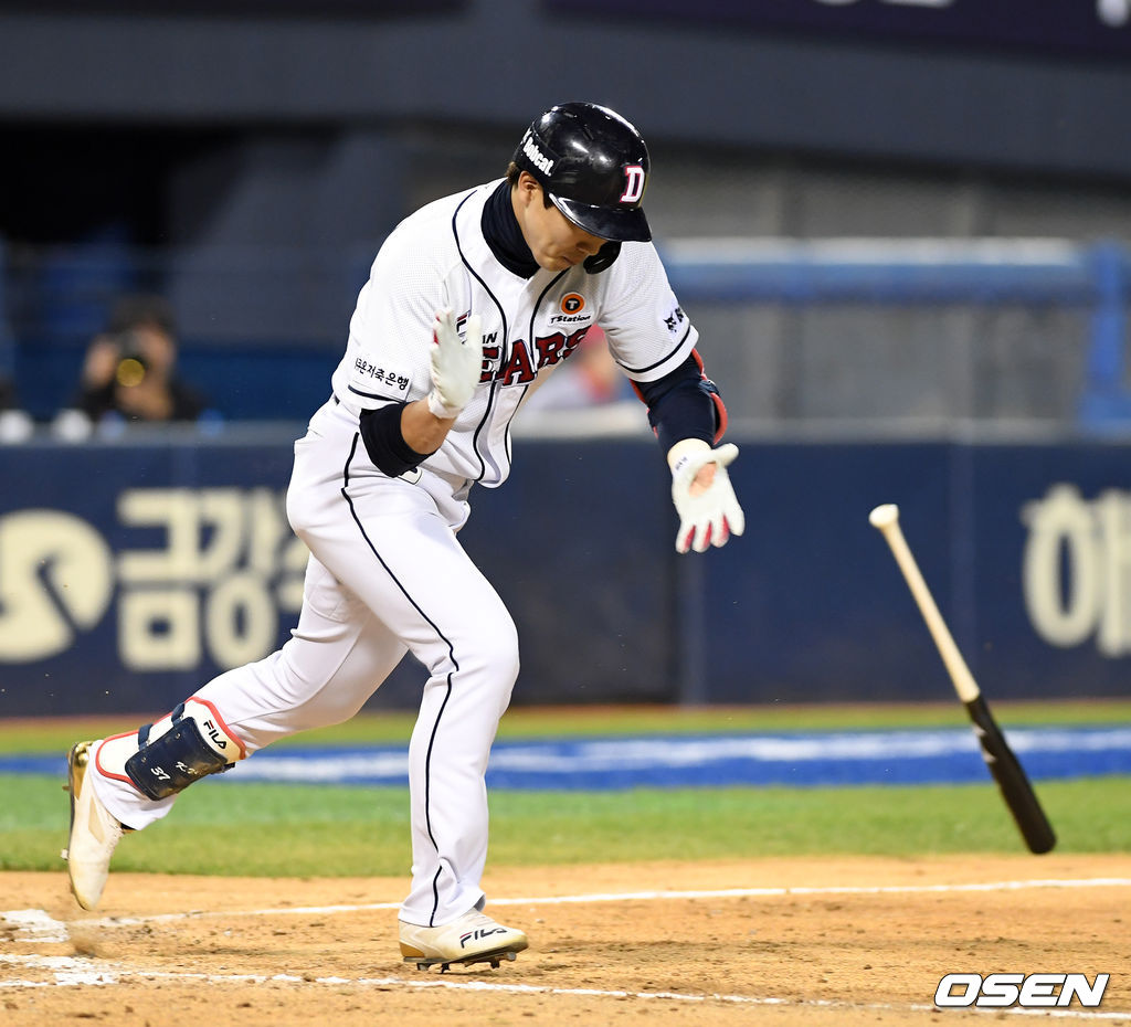 7회말 2사 1,3루에서 두산 박건우가 1타점 중전 적시타를 날리며 기뻐하고 있다. /jpnews@osen.co.kr