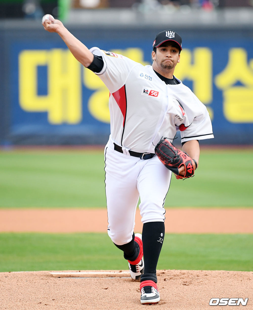 1회초 KT 선발투수 쿠에바스가 역투하고 있다. / eastsea@osen.co.kr