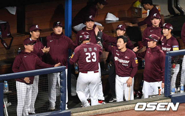 16일 오후 경상북도 포항야구장에서 ‘2019년 신한은행 마이카 KBO리그’ 삼성 라이온즈와 키움 히어로즈의 경기가 열렸다. 4회말 무사 2,3루에서 키움 김규민의 우전 적시타때 홈을 밟은 장영석이 더그아웃에서 환호하고 있다. /sunday@osen.co.kr