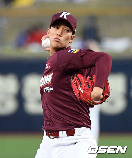 16일 오후 경상북도 포항야구장에서 ‘2019년 신한은행 마이카 KBO리그’ 삼성 라이온즈와 키움 히어로즈의 경기가 열렸다.  1회말 무사에서 키움 선발투수 안우진이 역투하고 있다. /sunday@osen.co.kr