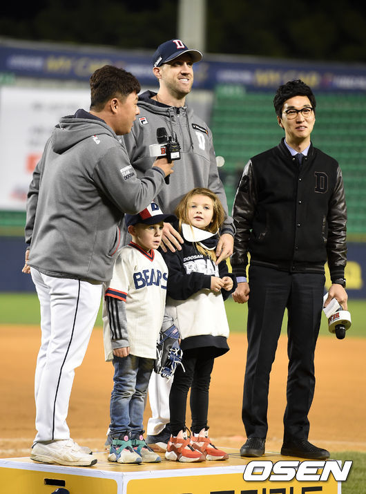 경기를 마치고 두산 린드블럼이 아들, 딸과 함께 팬들에 승리 인사를 하고 있다. /jpnews@osen.co.kr
