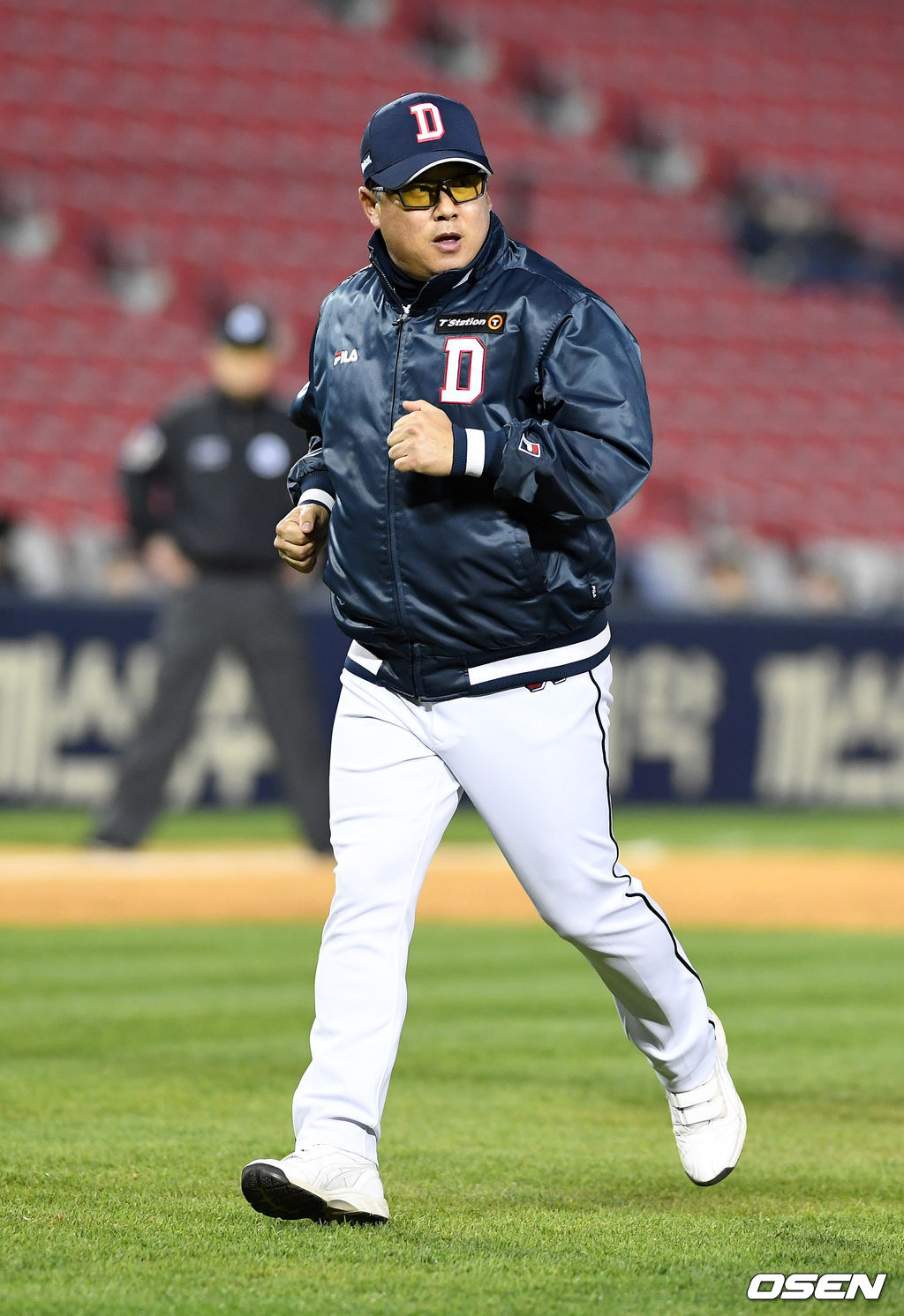 8회초 1사 1,3루에서 두산 김태형 감독이 마운드에 올라 박세혁, 박치국을 격려한뒤 더그아웃으로 향하고 있다. /jpnews@osen.co.kr