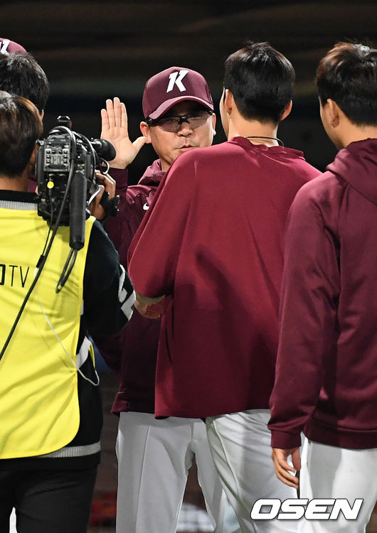 키움이 삼성을 꺾고 3연전의 첫 단추를 잘 끼웠다. 키움은 16일 포항구장에서 열린 원정 경기에서 선발 안우진의 쾌투를 앞세워 삼성을 4-0으로 제압했다. 반면 삼성 선발 덱 맥과이어는 시즌 2패째를 떠안았다. 경기 종료 후 키움 장정석 감독이 안우진과 승리의 기쁨을 나누고 있다. /sunday@osen.co.kr