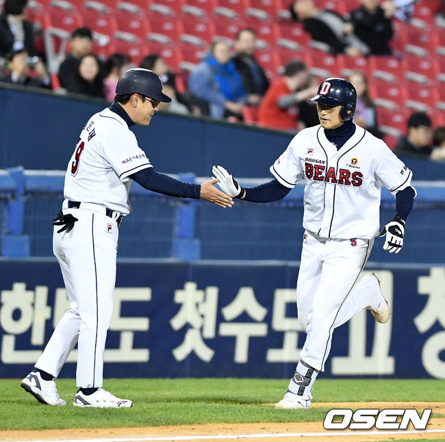 [OSEN=잠실, 지형준 기자 4월 16일 잠실구장에서 열린 SK와의 1차전 4회말 2사에서 두산 신성현이 SK 김광현을 상대로 솔로포를 날리고 김민재 코치와 기뻐하고 있다. /jpnews@osen.co.kr