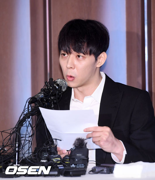 그룹 JYJ 멤버이자 배우 박유천이 기자회견장으로 입장한 후 입장문을 읽고 있다. /rumi@osen.co.kr