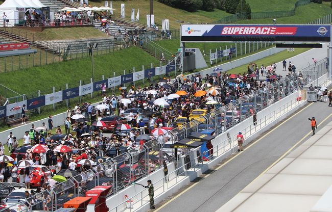 지난 해 에버랜드 스피드웨이에서 열린 CJ대한통운 슈퍼레이스 챔피언십.