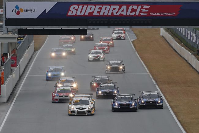 지난 해 에버랜드 스피드웨이에서 열린 CJ대한통운 슈퍼레이스 챔피언십.
