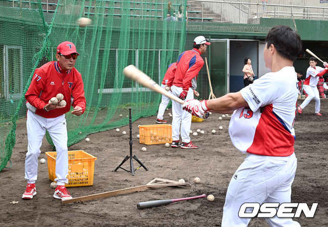 지난 2월 오키나와 스프링캠프에서 이창진의 타격을 지도하고 있는 김기태 감독. /손용호 기자 spjj@osen.co.kr