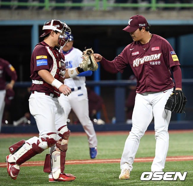 키움이 삼성을 꺾고 3연전의 첫 단추를 잘 끼웠다. 키움은 16일 포항구장에서 열린 원정 경기에서 선발 안우진의 쾌투를 앞세워 삼성을 4-0으로 제압했다. 반면 삼성 선발 덱 맥과이어는 시즌 2패째를 떠안았다.  경기 종료 후 키움 박동원과 조상우가 승리의 기쁨을 나누고 있다. /sunday@osen.co.kr