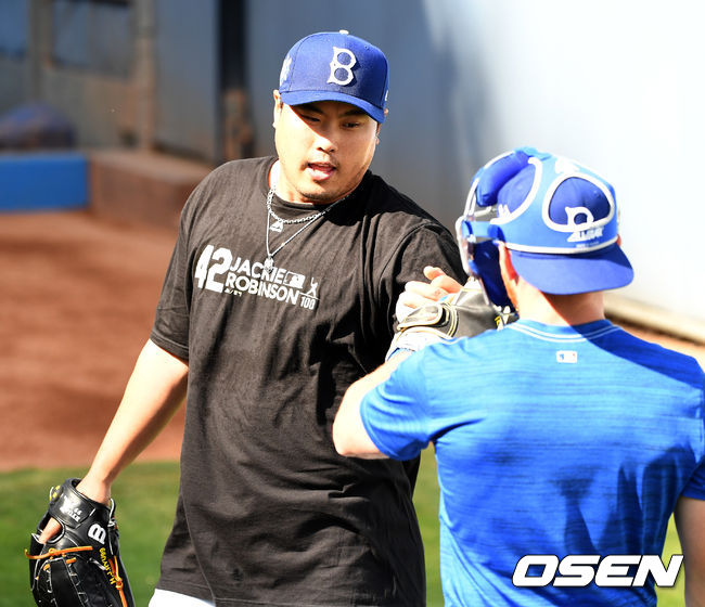 경기 시작을 앞두고 부상에서 회복 중인 다저스 류현진이 불펜 피칭을 마친 뒤 공을 받아준 불펜 포수와 인사하고 있다. /dreamer@osen.co.kr