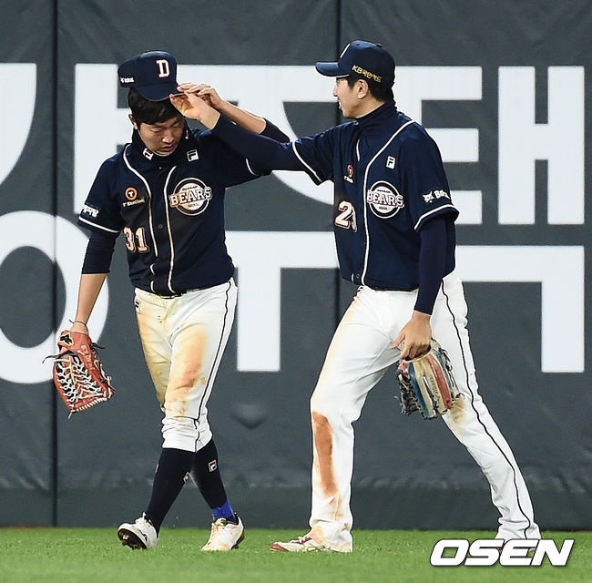 11일 오후 부산 사직구장에서 '2019 신한은행 MY CAR KBO리그' 롯데 자이언츠와 두산 베어스의 경기가 진행됐다. 5회말 2사 만루 롯데 전준우의 타구를 호수비 펼치며 잡아낸 정수빈 중견수가 정진호와 함께 더그아웃으로 들어가고 있다 / soul1014@osen.co.kr