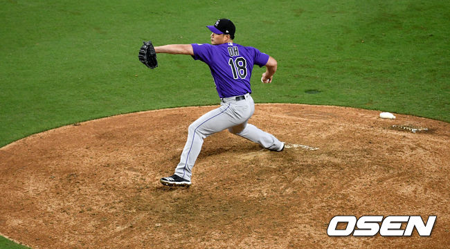 9회초 무사 1, 2루 상황 마운드에 오른 콜로라도 오승환이 힘차게 공을 뿌리고 있다. /dreamer@osen.co.kr