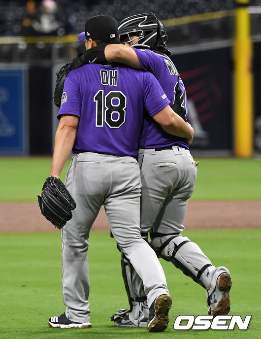 9회초 무사 1, 2루 상황 마운드에 올라 경기를 마무리지은 콜로라도 오승환이 포수 토니 월터스와 인사를 나누고 있다. /dreamer@osen.co.kr
