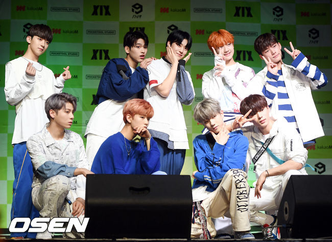 데뷔 쇼케이스에서 그룹 원더나인이 포토타임을 갖고 있다. /rumi@osen.co.kr