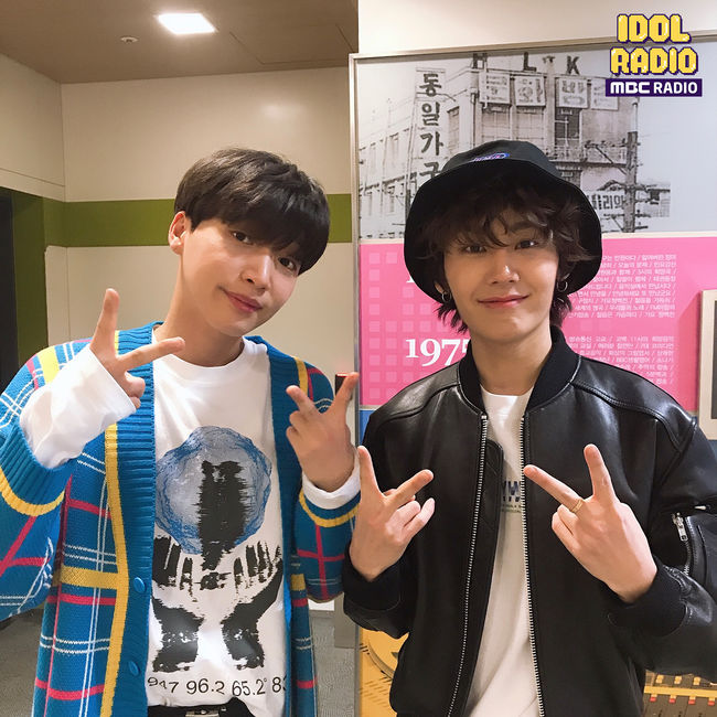 [사진] MBC '아이돌 라디오' 정세운(왼쪽) DJ 비투비 정일훈(오른쪽) 스틸 컷