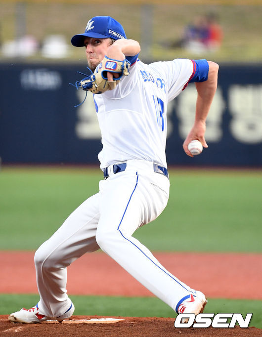 16일 오후 경상북도 포항야구장에서 ‘2019년 신한은행 마이카 KBO리그’ 삼성 라이온즈와 키움 히어로즈의 경기가 열렸다. 삼성 선발 맥과이어가 1회부터 역투하고 있다. /sunday@osen.co.kr