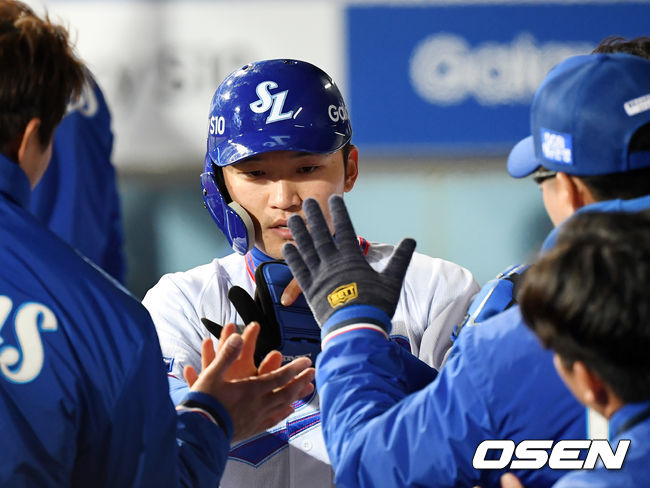 3일 오후 대구 삼성라이온즈파크에서 ’2019 신한은행 MY CAR KBO리그' 삼성 라이온즈와 KIA 타이거즈의 경기가 열렸다. 8회말 1사 주자 1,3루 삼성 구자욱의 좌중간 1타점 2루타때 홈을 밟은 박해민이 덕아웃에서 동료들과 하이파이브를 하고 있다./rumi@osen.co.kr