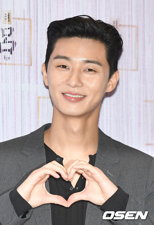 배우 박서준이 27일 오후 서울 용산구 아모레퍼시픽 본사에서 진행된 려(呂) 브랜드 모델 두피과학 컨퍼런스 행사에 참석해 포토타임을 갖고 있다. / youngrae@osen.co.kr