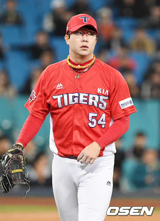 KIA 타이거즈 에이스 양현종이 17일 사직 롯데전 선발 등판했지만 강습 타구에 왼 팔을 맞고 조기 강판됐다. /민경훈 기자