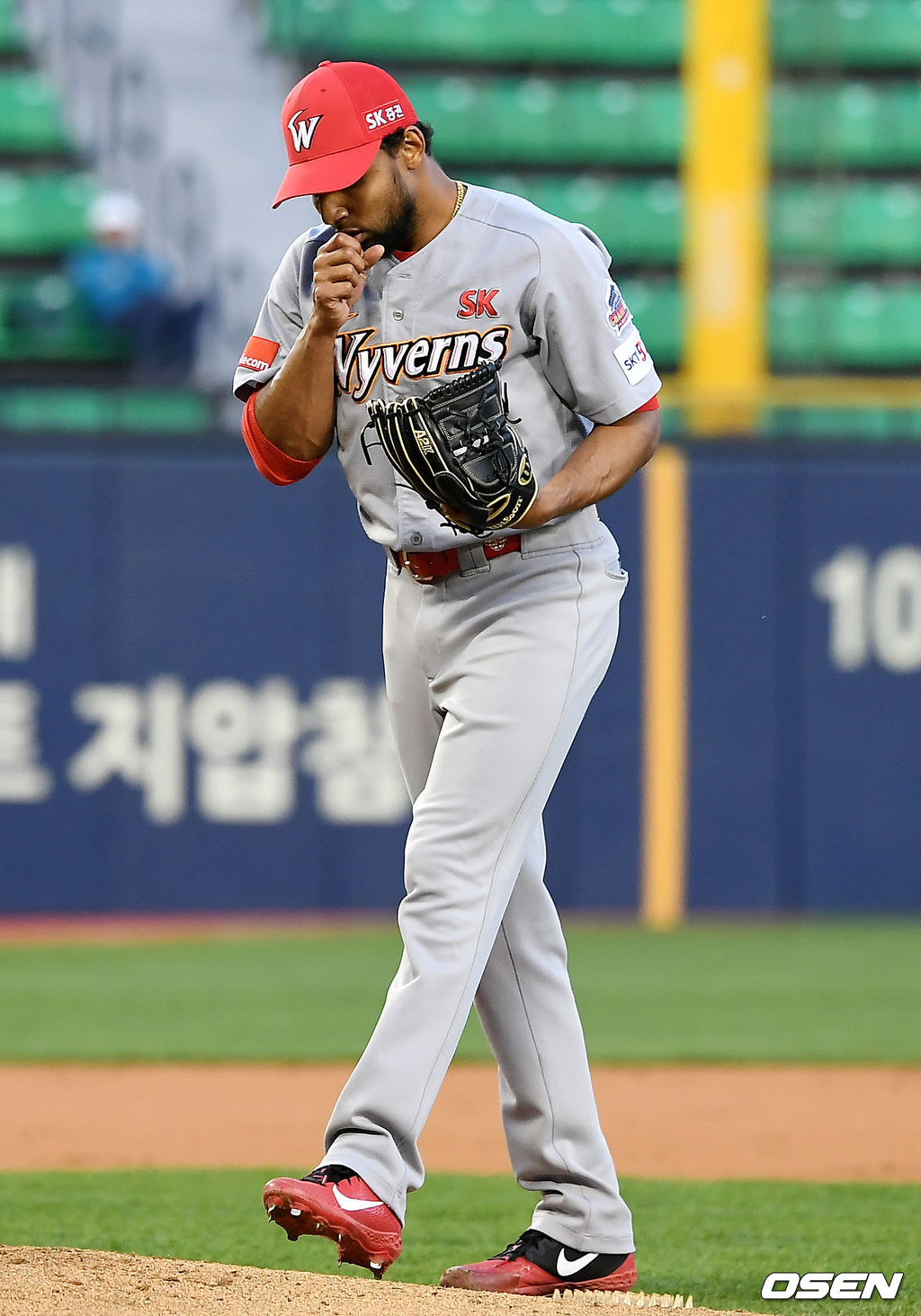 17일 오후 서울 잠실야구장에서 ‘2019 신한은행 MY CAR KBO리그’ 두산 베어스와 SK 와이번스의 경기가 열렸다.1회말 SK 산체스가 연속 실점을 허용한 뒤 아쉬워하고 있다. /pjmpp@osen.co.kr