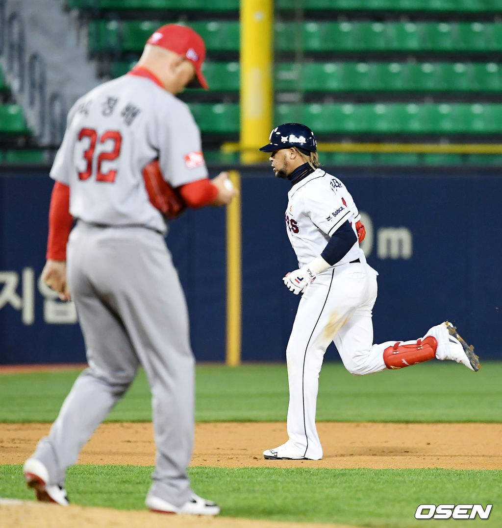 7회말 2사 두산 페르난데스가 솔로 홈런을 날린 뒤 그라운드를 돌고 있다. /pjmpp@osen.co.kr