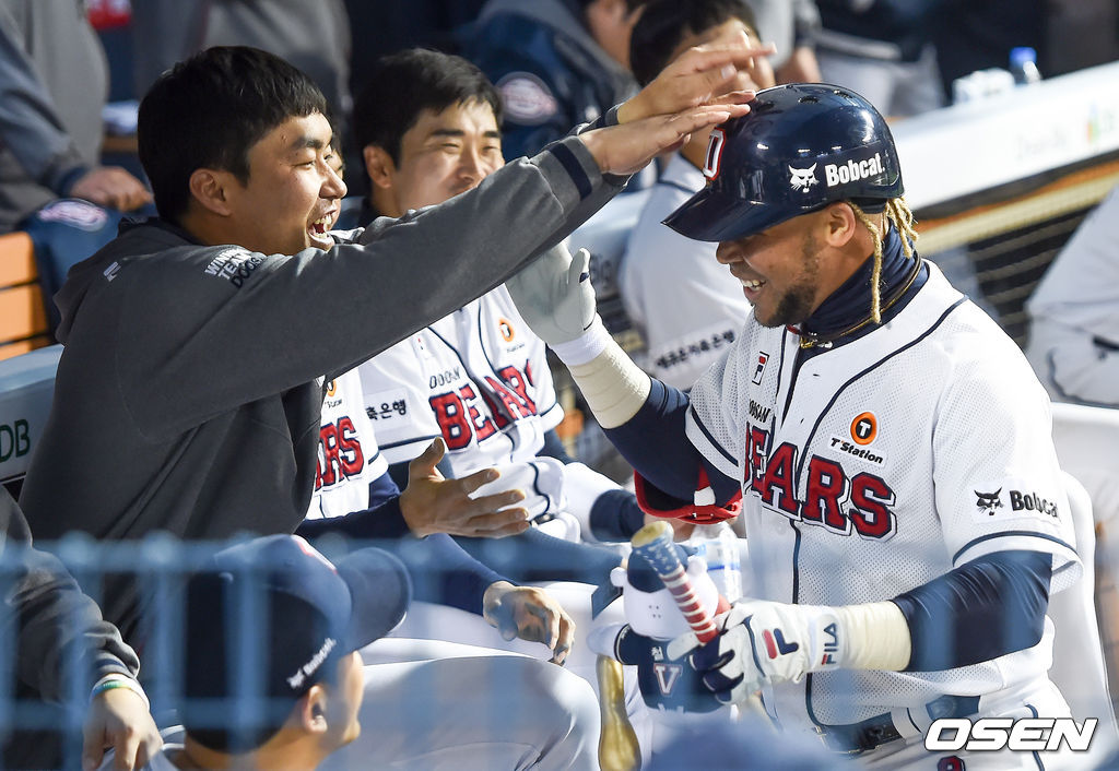 7회말 2사 두산 페르난데스가 솔로 홈런을 날린 뒤 홍상삼과 함께 기뻐하고 있다. /pjmpp@osen.co.kr