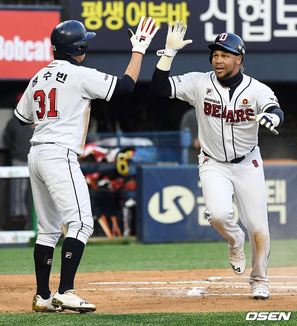 1회말 무사 2,3루 두산 박건우가 2타점 적시타떄 홈을 밟은 정수빈과 페르난데스가 하이파이브를 하고 있다. /pjmpp@osen.co.kr