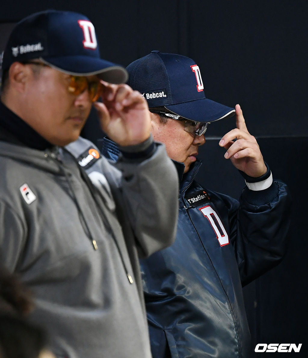17일 오후 서울 잠실야구장에서 ‘2019 신한은행 MY CAR KBO리그’ 두산 베어스와 SK 와이번스의 경기가 열렸다.두산 김태형 감독이 작전 지시를 하고 있다. /pjmpp@osen.co.kr