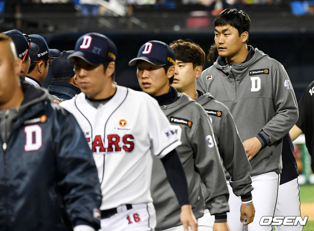 경기에서 승리한 두산 선수들이 승리의 기쁨을 나누고 있다. /pjmpp@osen.co.kr