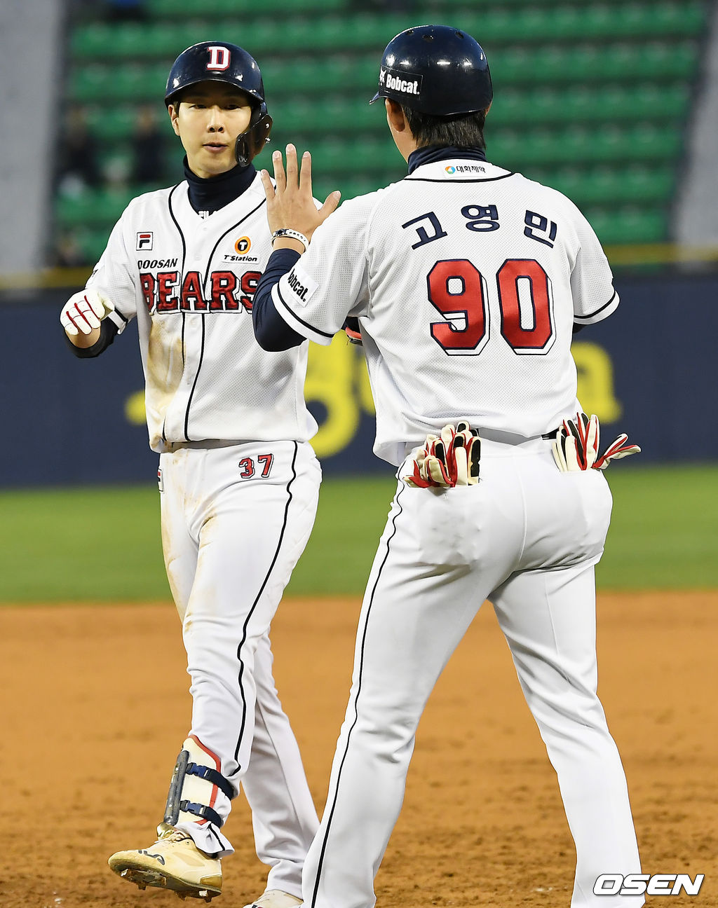 2회말 무사 2루 두산 박건우가 안타를 날린 뒤 고영민 코치와 하이파이브를 하고 있다. /pjmpp@osen.co.kr