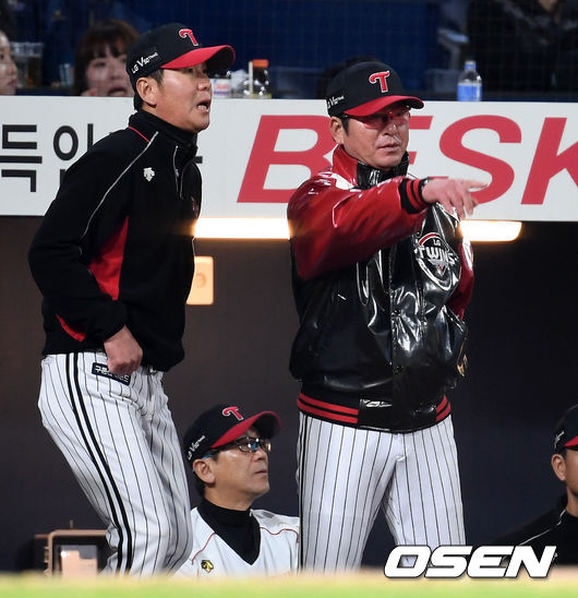 17일 오후 경상남도 창원NC파크에서 ‘2019년 신한은행 마이카 KBO리그’ NC 다이노스와 LG 트윈스의 경기가 열렸다. 4회말 LG 류중일 감독이 작전을 지시하고 있다. /sunday@osen.co.kr