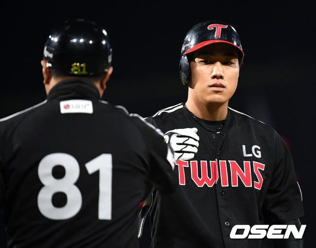 17일 오후 경상남도 창원NC파크에서 ‘2019년 신한은행 마이카 KBO리그’ NC 다이노스와 LG 트윈스의 경기가 열렸다. 12회초 1사 만루에서 LG 이천웅이 적시타를 치고 김호 코치와 하이파이브를 하고 있다. /sunday@osen.co.kr