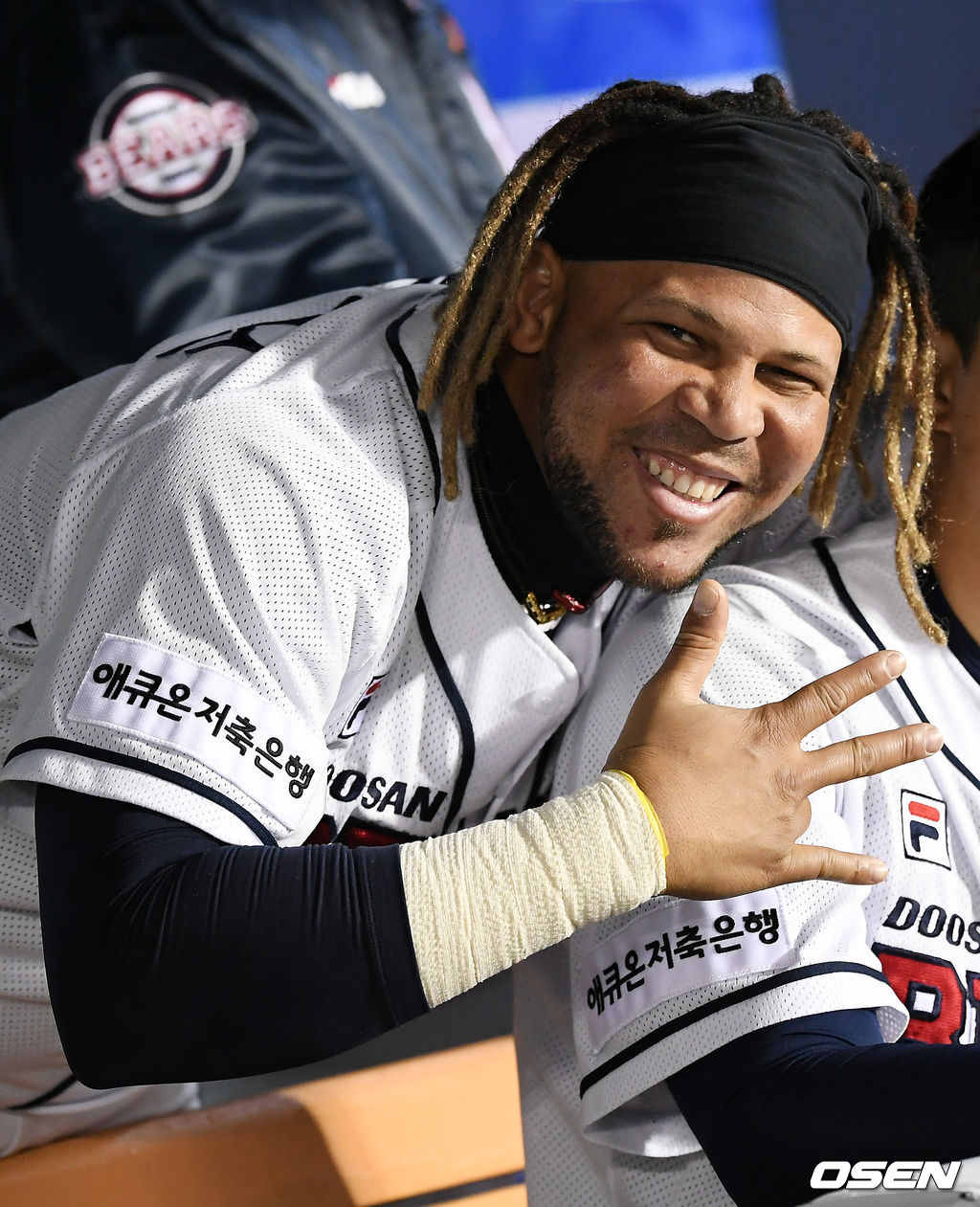 17일 오후 서울 잠실야구장에서 ‘2019 신한은행 MY CAR KBO리그’ 두산 베어스와 SK 와이번스의 경기가 열렸다.두산 페르난데스가 더그아웃에서 해맑은 표정을 짓고 있다. /pjmpp@osen.co.kr