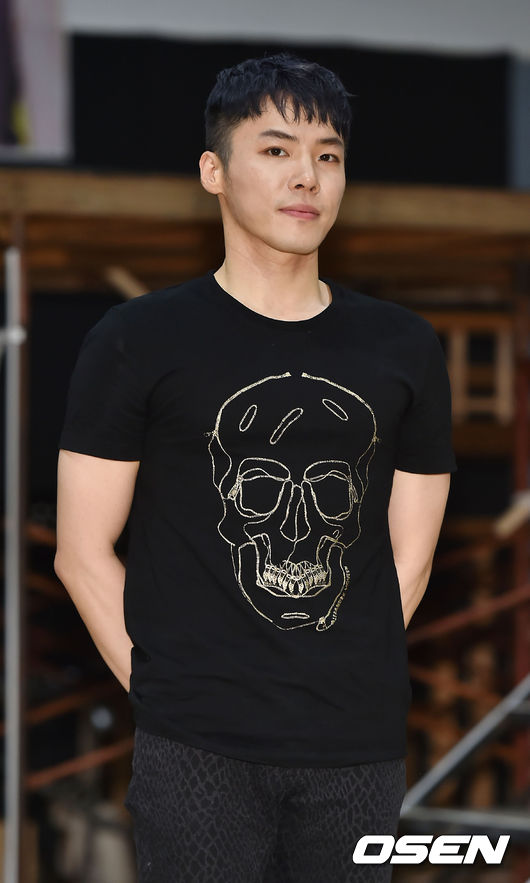 1일 오후 서울 종로구 연지동 종로 아리온 연습실에서 뮤지컬 '올슉업' 연습실 공개행사가 열렸다.기자회견을 마치고 엘비스의 휘성이 포토타임을 갖고 있다./ rumi@osen.co.kr