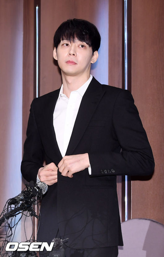 그룹 JYJ 멤버이자 배우 박유천이 기자회견장에서 입장문을 읽은 후 자리에서 일어서고 있다./rumi@osen.co.kr