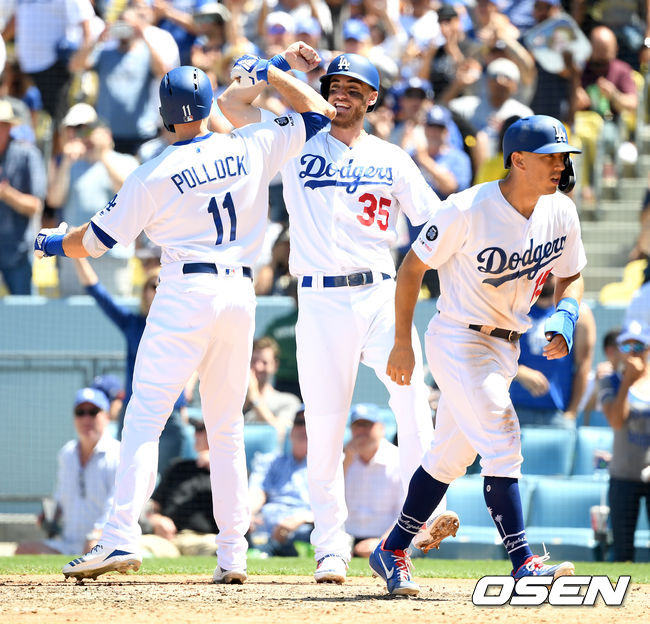 6회말 2사 1, 2루 상황 다저스 A.J. 폴락이 선제 좌월 스리런포를 날리고 홈을 밟은 뒤 벨린저와 인사를 나누고 있다. dreamer@osen.co.kr