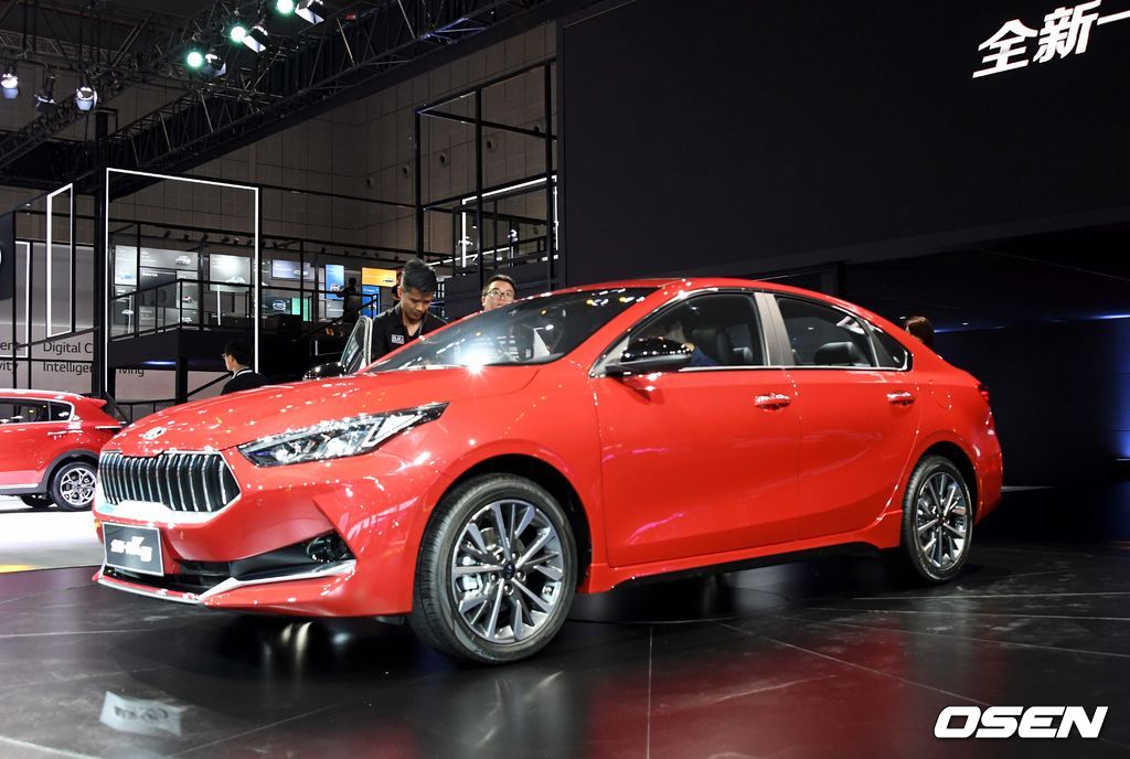 기아자동차가 이날 처음 공개한 중국 전략형 신차 '올 뉴 K3'.