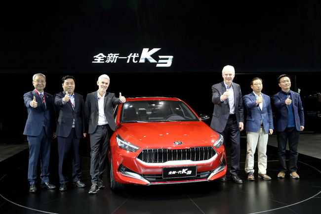 왼쪽부터 리웨이 둥펑위에다기아 동사, 왕리엔춘 둥펑위에다기아 동사장, 올렉 손 기아중국디자인담당 상무, 알버트 비어만 현대기아차 연구개발본부장 사장, 박한우 기아자동차 사장, 리즈쥔 둥펑위에다기아 동사.