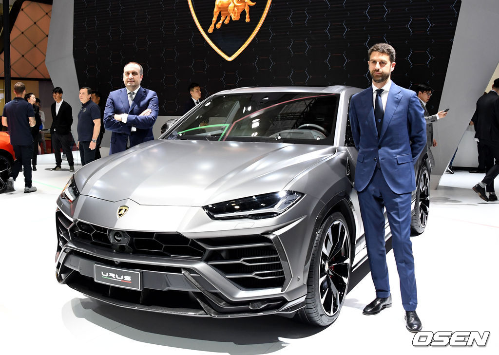 우루스 옆에서 포즈를 취한 페데리코 포치니 람보르기니 커머셜 디렉터(왼쪽)과 마테오 오르텐지 람보르기니 아태지역 총괄.