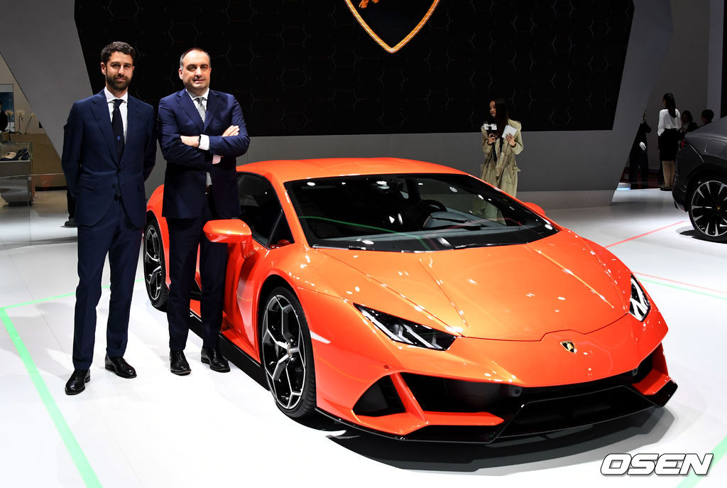 람보르기니 우라칸 에보 옆에서 포즈를 취한 마테오 오르텐지 람보르기니 아태지역 총괄(왼쪽)과 페데리코 포치니 람보르기니 커머셜 디렉터.