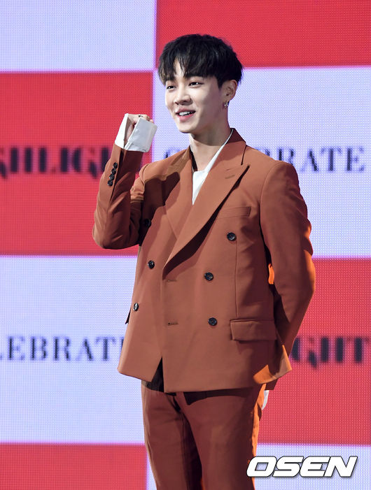 16일 오후 서울 한남동 블루스퀘어 삼성카드홀에서 열린 하이라이트 두번째 미니앨범 'CELEBRATE' 쇼케이스에서 하이라이트 이기광이 포토타임을 하고 있다. /jpnews@osen.co.kr