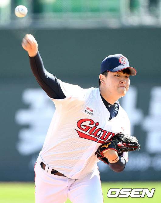24일 오후 부산 사직야구장에서 ‘2019년 신한은행 마이카 KBO리그’ 롯데 자이언츠와 키움 히어로즈의 경기가 열렸다.1회초 무사에서 롯데 선발투수 김원중이 역투하고 있다./sunday@osen.co.kr