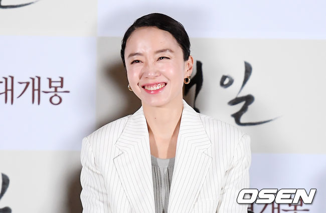 배우 전도연이 3월 18일 오후 서울 용산구 CGV용산 아이파크몰에서 진행된 영화 '생일’ 언론배급시사회에 참석해 포토타임을 갖고 있다./ youngrae@osen.co.kr