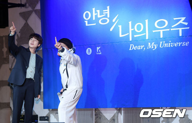 1년 2개월 만에 컴백한 가수 정승환이 MC딩동과 포토타임을 갖고 있다. / eastsea@osen.co.kr