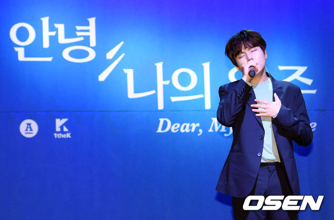 1년 2개월 만에 컴백한 가수 정승환이 참석해 무대를 선보이고 있다. / eastsea@osen.co.kr