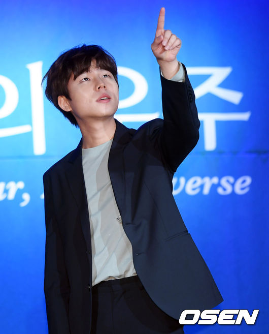 가수 정승환이 참석해 포토타임을 갖고 있다. / eastsea@osen.co.kr